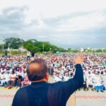 ವಖ್ಫ್ ರಕ್ಷಣೆಯ ಪರವಾಗಿ ಚಾಮರಾಜನಗರದಲ್ಲಿ ಭರ್ಜರಿ ಸಮಾವೇಶ<br>ಚಾಮರಾಜನಗರ:<br>ಆಲ್ ಇಂಡಿಯಾ ಮುಸ್ಲಿಂ ಪರ್ಸನಲ್ ಲಾ ಬೋರ್ಡ್ ಹಾಗೂ ಚಾಮರಾಜನಗರ ಜಿಲ್ಲೆ ಮುಸ್ಲಿಂ ಒಕ್ಕೂಟದ ಆಶ್ರಯದಲ್ಲಿ “ವಖ್ಫ್ ರಕ್ಷಣೆಗಾಗಿ ಸಮಾವೇಶ” ಆಯೋಜಿಸಲಾಯಿತು. ಸಂವಿಧಾನ ವಿರೋಧಿ ಮತ್ತು ಸಮುದಾಯ ವಿರೋಧಿ ವಖ್ಫ್ ತಿದ್ದುಪಡಿ ಕಾಯ್ದೆಯನ್ನು ಹಿಂಪಡೆಯುವಂತೆ ಒತ್ತಾಯಿಸಿ ನಡೆದ ಈ ಸಮಾವೇಶದಲ್ಲಿ, ನೂರಾರು ಜನರು ಪಾಲ್ಗೊಂಡು ಬೃಹತ್ ಜಾಗೃತಿ ಮೂಡಿಸಿದರು.<br><br>ಈ ಸಮಾವೇಶವನ್ನು ಎಸ್‌ಡಿಪಿಐ ರಾಜ್ಯಾಧ್ಯಕ್ಷ ಅಬ್ದುಲ್ ಮಜೀದ್ ಉದ್ದೇಶಿಸಿ ಭಾಷಣ ಮಾಡಿದರು.<br><br> ಅವರು ಈ ತಿದ್ದುಪಡಿ ಆಕೆಯ ಮೂಲಕ ವಖ್ಫ್ ಆಸ್ತಿಗಳ ಮೇಲೆ ಬಿಗಿಯಾದ ನಿಯಂತ್ರಣ ಹಾಗೂ ಸಮುದಾಯದ ಹಕ್ಕುಗಳನ್ನು ನಷ್ಟಪಡಿಸುವ ಅಪಾಯಗಳ ಬಗ್ಗೆ ಎಚ್ಚರಿಸಿದರು.<br><br>ಕಾರ್ಯಕ್ರಮದಲ್ಲಿ ಮುಫ್ತಿ ಇಫ್ತಿಕಾರ್ ಅಹ್ಮದ್ (ರಾಜ್ಯಾಧ್ಯಕ್ಷ, ಜಮಿಅತುಲ್ ಉಲಮಾ), ಮೌಲಾನಾ ತನವೀರ್ ಹಾಶ್ಮಿ (ಅಡ್ವೈಸರಿ ಸದಸ್ಯ, ಆಲ್ ಇಂಡಿಯಾ ಮುಸ್ಲಿಂ ಪರ್ಸನಲ್ ಲಾ ಬೋರ್ಡ್), ಹಾಗೂ ಸಮಾಜಸೇವಕ ಶಿವಸುಂದರ್ ಸೇರಿದಂತೆ ಹಲವಾರು ಗಣ್ಯರು ಭಾಗಿಯಾಗಿ ತಮ್ಮ ಅಭಿಪ್ರಾಯ ಹಂಚಿಕೊಂಡರು.<br><br>ಸಮಾವೇಶದಲ್ಲಿ ಸಮುದಾಯದ ಹಕ್ಕುಗಳು ಮತ್ತು ಧಾರ್ಮಿಕ ಆಸ್ತಿಗಳ ರಕ್ಷಣೆಯ ಅಗತ್ಯತೆ ಬಗ್ಗೆ ಸುದೀರ್ಘ ಚರ್ಚೆ ನಡೆಯಿತು.<br><br>Chamarajanagar mein ‘Waqf Bachao Conference’ ka kamyab ina’aqad<br><br>Chamarajanagar:<br>All India Muslim Personal Law Board aur Chamarajanagar Zila Muslim Federation ke zair-e-ahtimam “Waqf Bachao Conference” ka kamyabi ke saath ina’aqad hua. Is conference mein tarmeem shuda aur dastoor-dushman Waqf Qanoon ke khilaaf buland awaaz uthai gayi aur is qanoon ko wapas lene ka purzor mutaliba kiya gaya.<br><br>Is moqa par SDPI Karnataka ke riyasati sadar Janab Abdul Majeed ne ijlaas se khitab karte hue kaha ke naya tarmeemi qanoon Waqf jaidaadon par ghair zaroori sarkari control thopta hai aur Muslim community ke mazhabi aur ma’aashi huqooq ke liye ek shadeed khatra hai.<br><br>Conference mein riyasati sadar Jamiyat-ul-Ulama Mufti Eftekhar Ahmed, All India Muslim Personal Law Board ke rukun Maulana Tanveer Hashmi, aur mashhoor samaji karkun Mr. Shivasundar ne bhi shirkat ki aur apne khayalat ka izhar kiya.<br><br>چامراج نگر میں ’ وقف بچاؤ کانفرنس‘ کا کامیاب انعقاد<br><br>چامراج نگر:<br>آل انڈیا مسلم پرسنل لا بورڈ اور چامراج نگر ضلعی مسلم فیڈریشن کے زیر اہتمام “وقف بچاؤ کانفرنس” کا کامیابی سے انعقاد ہوا۔ اس کانفرنس میں ترمیم شدہ مخالف دستور وقف قانون کے خلاف آواز بلند کرتے ہوئے اسے واپس لینے کا پُرزور مطالبہ کیا گیا۔<br><br>اس موقع پر ایس ڈی پی آئی کرناٹک کے ریاستی صدر جناب عبد المجید نے اجلاس سے خطاب کرتے ہوئے کہا کہ نیا ترمیمی قانون وقف جائیدادوں پر غیر ضروری سرکاری کنٹرول نافذ کرتا ہے اور مسلم کمیونٹی کے مذہبی و معاشی حقوق پر خطرہ بن کر آیا ہے۔<br><br>کانفرنس میں ریاستی صدر جمعیت العلماء مفتی افتخار احمد، آل انڈیا مسلم پرسنل لا بورڈ کے رکن مولانا تنویر ہاشمی، اور معروف سماجی کارکن شیو سُندر سمیت دیگر معزز شخصیات شریک رہیں۔<br><br>اجلاس میں مقررین نے کہا کہ وقف املاک کا تحفظ آئینی، قانونی اور شرعی ذمہ داری ہے، اور اس میں کسی طرح کی مداخلت ناقابلِ قبول ہے۔<br>#SDPIKarnataka #waqfamendmentbill2024  #chamarajanagara #AllIndiaMuslimPersonalLawBoard