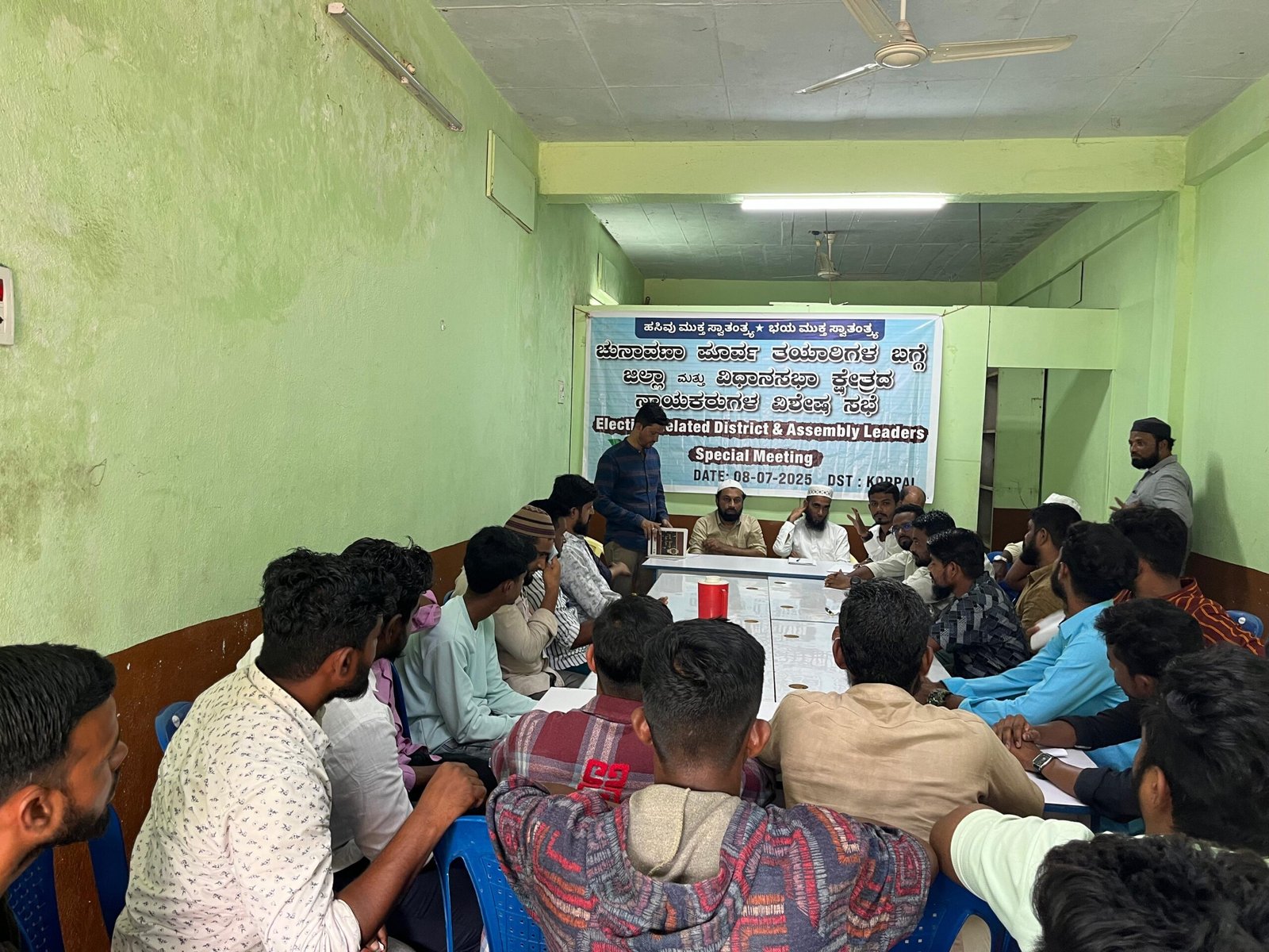 ಪತ್ರಿಕಾ ಪ್ರಕಟಣೆ<br><br>ಚುನಾವಣಾ ಪೂರ್ವ ತಯಾರಿಗಳ ಬಗ್ಗೆ ಕೊಪ್ಪಳ ಜಿಲ್ಲಾ ಮತ್ತು ವಿಧಾನಸಭಾ ನಾಯಕರ ವಿಶೇಷ ಸಭೆ*<br><br>ಗಂಗಾವತಿ:ಜುಲೈ 8:<br> ಸೋಷಿಯಲ್ ಡೆಮಾಕ್ರೆಟಿಕ್ ಪಾರ್ಟಿ ಆಫ್ ಇಂಡಿಯಾ ಪಕ್ಷದ ಜಿಲ್ಲಾ ಸಮಿತಿಯ ವಿಶೇಷ ಸಭೆಯು ಜಿಲ್ಲಾಧ್ಯಕ್ಷರಾದ ಸಲೀಂ ಮನಿಯಾರ್ ರವರ ಅಧ್ಯಕ್ಷತೆಯಲ್ಲಿ ರಾಜ್ಯ ಉಪಾಧ್ಯಕ್ಷರು ಹಾಗೂ ಜಿಲ್ಲಾ ಉಸ್ತುವಾರಿ ಅಬ್ದುಲ್ ಹನ್ನಾನ್, ರಾಜ್ಯ ಪ್ರಧಾನ ಕಾರ್ಯದರ್ಶಿ ಮತ್ತು ಚುನಾವಣೆ ಉಸ್ತುವಾರಿ ಅಫ್ಸರ್ ಕೊಡ್ಲಿಪೇಟೆ, ರಾಜ್ಯ ಖಜಾಂಚಿ ಅಮ್ಜದ್ ಖಾನ್ ರವರ ಸಮ್ಮುಖದಲ್ಲಿ ನಡೆಯಿತು. <br><br>ಜಿಲ್ಲಾ, ವಿಧಾನಸಭಾ ಮತ್ತು ವಿವಿಧ ಹಂತದ ಪದಾಧಿಕಾರಿಗಳು, ಪ್ರತಿನಿಧಿಗಳು ಹಾಗೂ ನಾಯಕರು ಮುಂಬರಲಿರುವ ಜಿಲ್ಲಾ ಪಂಚಾಯಿತಿ ತಾಲ್ಲೂಕು ಪಂಚಾಯಿತಿ ಮತ್ತು ಸ್ಥಳೀಯಾಡಳಿತ ಸಂಸ್ಥೆಗಳ ಚುನಾವಣೆಗಳ ಪೂರ್ವ ತಯಾರಿಗಳ ಬಗ್ಗೆ, ವಾರ್ಡ್ ಹಾಗೂ ಬೂತ್ ಮಟ್ಟದ ಸಂಘಟನಾ ಸ್ಥಿತಿಗತಿಯ ಕುರಿತು ವಿಶ್ಲೇಷಣೆ, ಕಾರ್ಯತಂತ್ರಗಳ ವಿವಿಧ ಸಮಿತಿಗಳ ವರದಿಗಳು ಹಾಗೂ ಜವಾಬ್ದಾರಿಗಳ ಹಂಚಿಕೆ ಬಗ್ಗೆ ಚರ್ಚೆಯಲ್ಲಿ ಪಾಲ್ಗೊಂಡಿದ್ದರು. <br><br>ಸಭೆಯನ್ನುದ್ದೇಶಿಸಿ ಮಾತನಾಡಿದ ರಾಜ್ಯ ಉಪಾಧ್ಯಕ್ಷ ಅಬ್ದುಲ್ ಹನ್ನಾನ್, “ಪ್ರತಿಯೊಬ್ಬನೂ ಚುನಾವಣಾ ಕಾರ್ಯಗಳತ್ತ ಹೆಚ್ಚು ಕಾಳಜಿಯಿಂದ ನಿರತರಾಗಬೇಕು. ಪ್ರಜಾಪ್ರಭುತ್ವದ ಮೌಲ್ಯಗಳನ್ನು ಕಾಪಾಡುವುದು ನಮ್ಮ ಮೇಲೆ ಇರುವ ಪ್ರಮುಖ ಜವಾಬ್ದಾರಿ. ಸ್ಥಳೀಯ ಸಂಸ್ಥೆ ಚುನಾವಣೆಯ ವಿಳಂಬವು ಮತ್ತು ಸರ್ಕಾರದ ನಿರ್ಲಕ್ಷ್ಯವೂ ಪ್ರಜಾಪ್ರಭುತ್ವದ ಅಪಮಾನ” ಎಂದು ಅಭಿಪ್ರಾಯಪಟ್ಟರು .<br> ರಾಜ್ಯ ಪ್ರಧಾನ ಕಾರ್ಯದರ್ಶಿ ಹಾಗೂ ಚುನಾವಣೆ ಉಸ್ತುವಾರಿ ಅಫ್ಸರ್ ಕೊಡ್ಲಿಪೇಟೆ, “ಪಕ್ಷವನ್ನು ಬೂತ್ ಮಟ್ಟದ ಬಲಗೊಳಿಸುವುದು ಅವಶ್ಯಕ. ಪ್ರತಿಯೊಬ್ಬ ಕಾರ್ಯಕರ್ತನು ‘ಬೂತ್ ಗೆಲುವು ನನ್ನ ನಿಲುವು’ ಎಂಬ ಘೋಷವಾಕ್ಯದಡಿಯಲ್ಲಿ ತಕ್ಕ ರೀತಿಯಲ್ಲಿ ಕೆಲಸ ಮಾಡಬೇಕು” ಎಂದು ಕರೆ ನೀಡಿದರು.<br><br>ಸಭೆಯ ಅಂತಿಮ ಭಾಗದಲ್ಲಿ ಜಿಲ್ಲೆಯ ಎಲ್ಲಾ ವಿಧಾನಸಭಾ ಕ್ಷೇತ್ರಗಳ ನಾಯಕರು ತಮ್ಮ ಕ್ಷೇತ್ರದ ಸಂಘಟನೆ ಬಲವರ್ಧನೆಗಾಗಿ ತಂತ್ರಮೂಲಕ ಪ್ರಸ್ತಾವನೆಗಳನ್ನು ಮಂಡಿಸಿದರು. ಕ್ಷೇತ್ರವಾರು ಕಾರ್ಯತಂತ್ರ, ಯೋಜಿತ ಚಟುವಟಿಕೆಗಳ ಬಗ್ಗೆ ಆಳವಾದ ಚರ್ಚೆ ನಡೆಸಿ, ಮುಂದಿನ ಹಂತದ ಕಾರ್ಯತೀರ್ಮಾನಗಳನ್ನು ಕೈಗೊಳ್ಳಲಾಯಿತು. <br>ಸಭೆಯಲ್ಲಿ ಜಿಲ್ಲಾ ಉಪಾಧ್ಯಕ್ಷರಾದ ಯೂಸುಫ್ ಮೋದಿ, ಜಿಲ್ಲಾ ಪ್ರದಾನ ಕಾರ್ಯದರ್ಶಿ ಸೈಯದ್ ಶಾಕೀಬ್, ಜಿಲ್ಲಾ ಕಾರ್ಯದರ್ಶಿ ಚಾಂದ್, ಜಿಲ್ಲಾ ಕೋಶಾಧಿಕಾರಿ ಮಹೇಬೂಬ್ ರಜಾ, ಗಂಗಾವತಿ ವಿಧಾನ ಸಭಾ ಅಧ್ಯಕ್ಷರು ಇರ್ಫಾನ್, ಕೊಪ್ಪಳ ವಿಧಾನಸಭಾ ಅಧ್ಯಕ್ಷರು ಸಲೀಮ್ ಖಾದ್ರಿ, ಕನಕಗಿರಿ ವಿಧಾನಸಭಾ ಅಧ್ಯಕ್ಷರು ಅಜ್ಮಿರ್ ಸಿಂಗನಾಳ್,ಕುಷ್ಟಗಿ ವಿಧಾನಸಭಾ ಉಪಾಧ್ಯಕ್ಷರು ಸಲೀಮ್ ಕೆ ಬಿ, ಸಿಂದನೂರ್ ವಿಧಾನಸಭಾ ಅಧ್ಯಕ್ಷರು ಆಸೀಫ್ ಕೆ, ಕಂಪ್ಲಿ ವಿಧಾನಸಭಾ ಅಧ್ಯಕ್ಷರು ಇಮ್ರಾನ್<br> ಉಪಸ್ಥಿತರಿದ್ದರು.